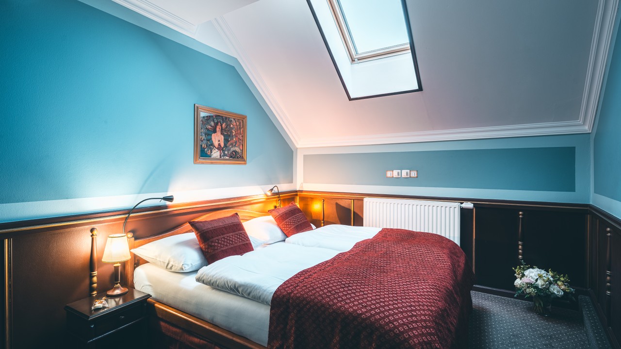 Luxury Quiet Room, Black-Out Shutter, Comfortable, Historic Location