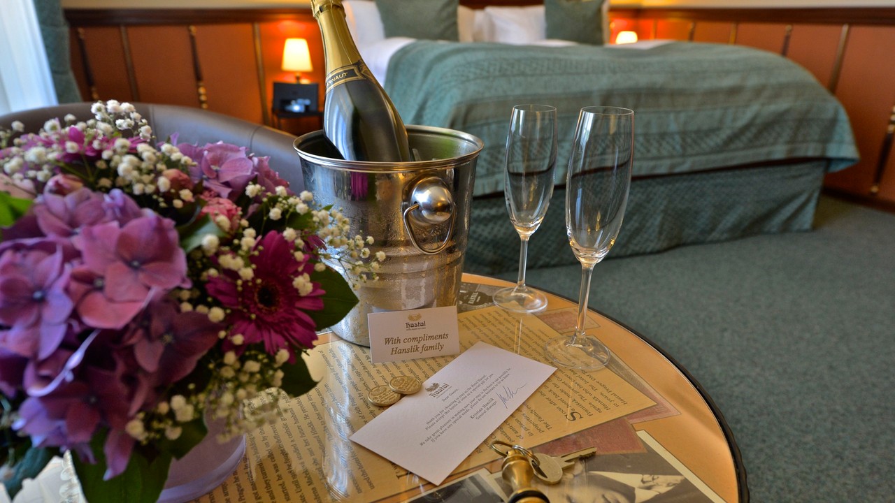 10 If you want to make your stay special, book extras - bouquet of flowers for 17 EUR - bottle of sparkling wine for 11 EUR - or both for 25 EUR kopie.jpg